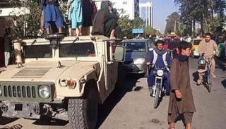 عناصر من طالبان على متن مركبة عسكرية