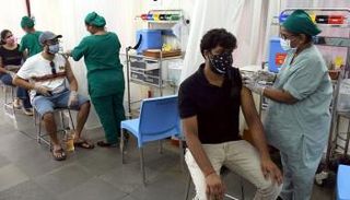 مركز للتطعيم ضد فيروس كورونا في الهند