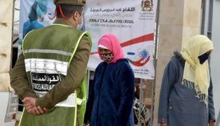 مغربيتان عند مركز لتقديم لقاح كورونا في الرباط