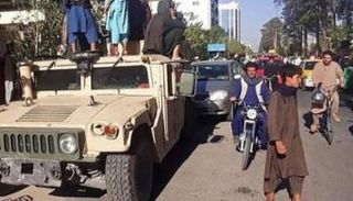 عناصر من طالبان على متن مركبة عسكرية