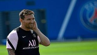 ليونيل ميسي قائد برشلونة السابق