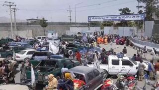 زحام أمام أحد مداخل مطار كابول - أرشيفية