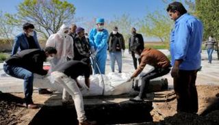 دفن أحد المتوفين بكورونا في إيران- أرشيفية