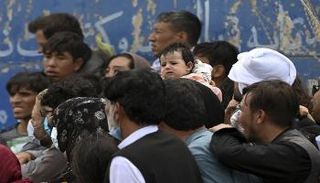 أفغان عالقون في مطار كابول بانتظار إجلائهم