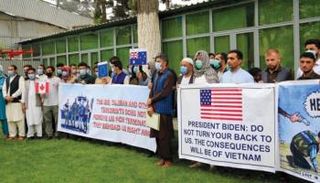 مترجمون سابقون خلال مظاهرة سابقة للمطالبة بحماية أرواحهم 