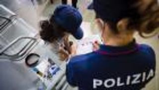 بالأقلام الملونة والقبعات.. الشرطة الإيطالية تستقبل الأطفال الأفغان