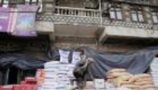 رائحة أسوأ أزمة إنسانية بالعالم تفوح.. "حرب عملة" في اليمن