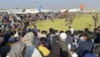 7 قتلى أفغان في تدافع بمحيط مطار كابول