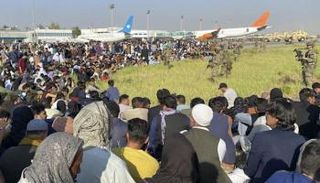 زحام شديد أمام مطار كابول - أرشيفية