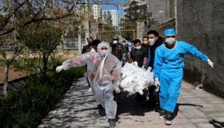 نقل أحد المتوفين بكورونا في إيران- أرشيفية