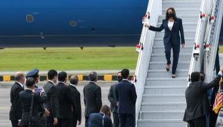 كامالا هاريس لحظة وصولها إلى سنغافورة (الفرنسية)
