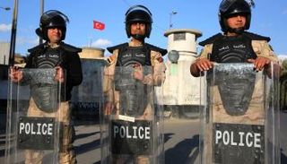 عناصر من الأمن العراقي أمام منبى تركي