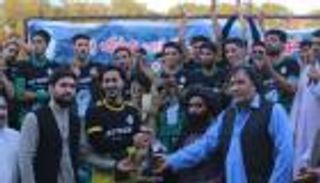 طالبان بـ"روح رياضية".. تسليم الكأس للفائز وصلاة بين الشوطين