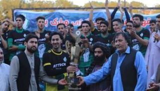 مسؤول في طالبان يسلم الكأس للفائز