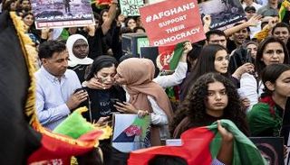 أفغان يتظاهرون من أجل إجلاء عائلاتهم من كابول