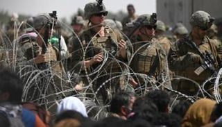 قوات أمريكية خلف أسلاك شائكة بمطار كابول - أ.ف.ب