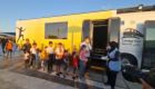 بالصور.. باص السينما.. تجربة فريدة تعيد الحياة للسينما بغزة