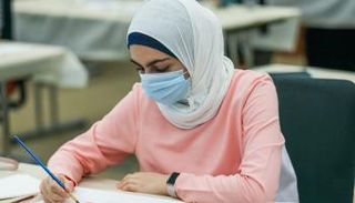 طالبة في أحد الصفوف الدراسية خلال جائحة كورونا