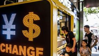 صينيون يطالعون سعر اليوان