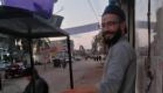 فيديو.. موهبة مصرية حيّرت الملايين.. قاهر الزيت المغلي والأواني الساخنة