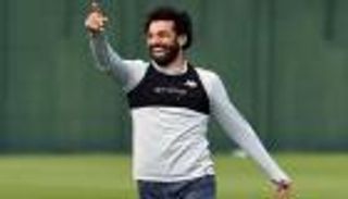 سبب غريب.. لماذا يرتدي اللاعبون واقيا للصدر تحت القمصان؟