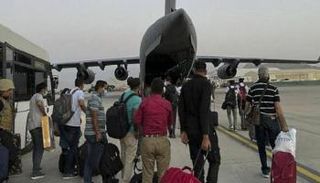 الدول الغربية تجلي رعاياها من أفغانستان- أ.ف.ب