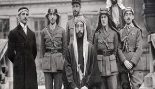 فيصل الأول خلال مراسيم تتويجه ملكاً على العراق 