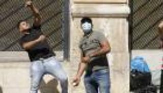 هجوم بـ"البيض" على "مصارف لبنان" والجيش يتدخل