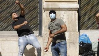 متظاهرون يرشقون مبنى جمعية المصارف بالبيض