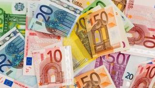 لماذا ازداد تبني البنوك المركزية لأوراق النقد البلاستيكية؟