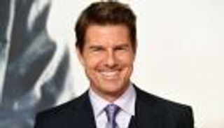 صور.. توم كروز "يهبط من السماء" بحديقة عائلة بريطانية