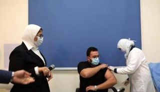 وزيرة الصحة المصرية تشرف على تلقي أحد المواطنين للقاح كورونا - أرشيفية