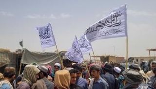 لماذا ترفع طالبان راية بيضاء وتحرّم العلم الوطني على الأفغان؟