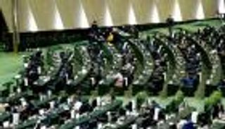 فوضى في برلمان إيران.. رئيسي يستجدي النواب لتمرير حكومته