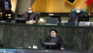 الرئيس الإيراني إبراهيم رئيسي خلال كلمته بالبرلمان