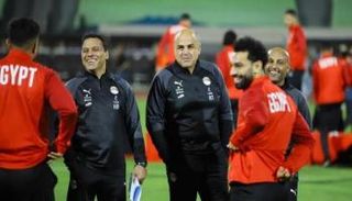صلاح مع الجهاز الفني لمنتخب مصر