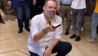 محمد محمود عبدالعزيز يقدم خاتم الزواج