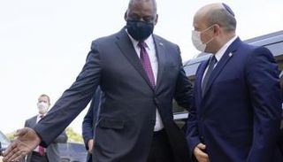 وزير الدفاع الأمريكي لويد جيه أوستن مرحبا برئيس الوزراء الإسرائيلي