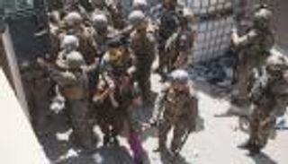 ليلة التحذيرات.. 4 دول تطالب رعاياها بمغادرة أسوار مطار كابول