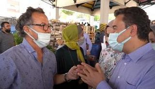 باباجان خلال استماعه لشكاوى التجار والمواطنين