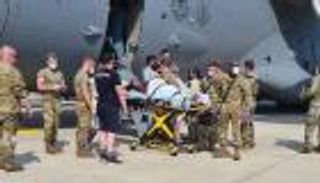 بعد ولادتها على متنها.. طفلة أفغانية تحمل اسم الطائرة الأمريكية "ريتش"