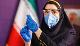 ممرضة إيرانية تعد جرعة من لقاح كورونا - صورة أرشيفية