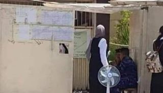 طالبة عراقية تؤدي امتحانات نهائية بصحبة مروحة "شحن"