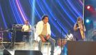 صور.. محمد منير وروبي يتألقان في حفل المسرح الروماني