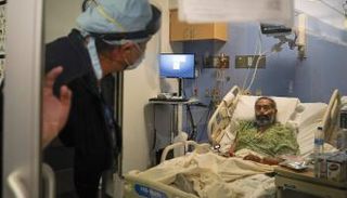 مريض كورونا يتلقى العلاج في مستشفى- أرشيفية