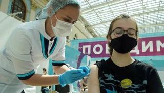 فتاة تتلقى لقاح كورونا في موسكو