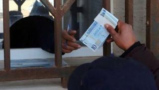 موظف بأحد مصارف ليبيا. (أرشيفية)