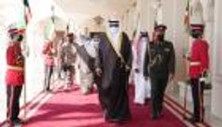 رئيس الوزراء الكويتي يصل إلى بغداد للمشاركة في قمة جوار العراق