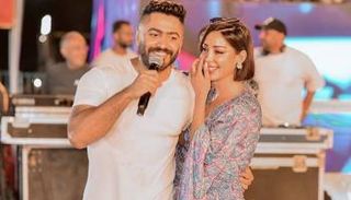 تامر حسني يحتضن زوجته بسمة بوسيل