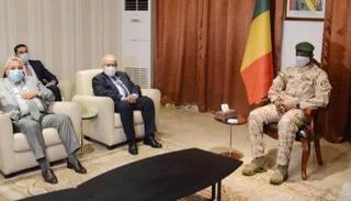 جانب من استقبال رئيس المجلس الانتقالي بمالي لوزير الخارجية الجزائري